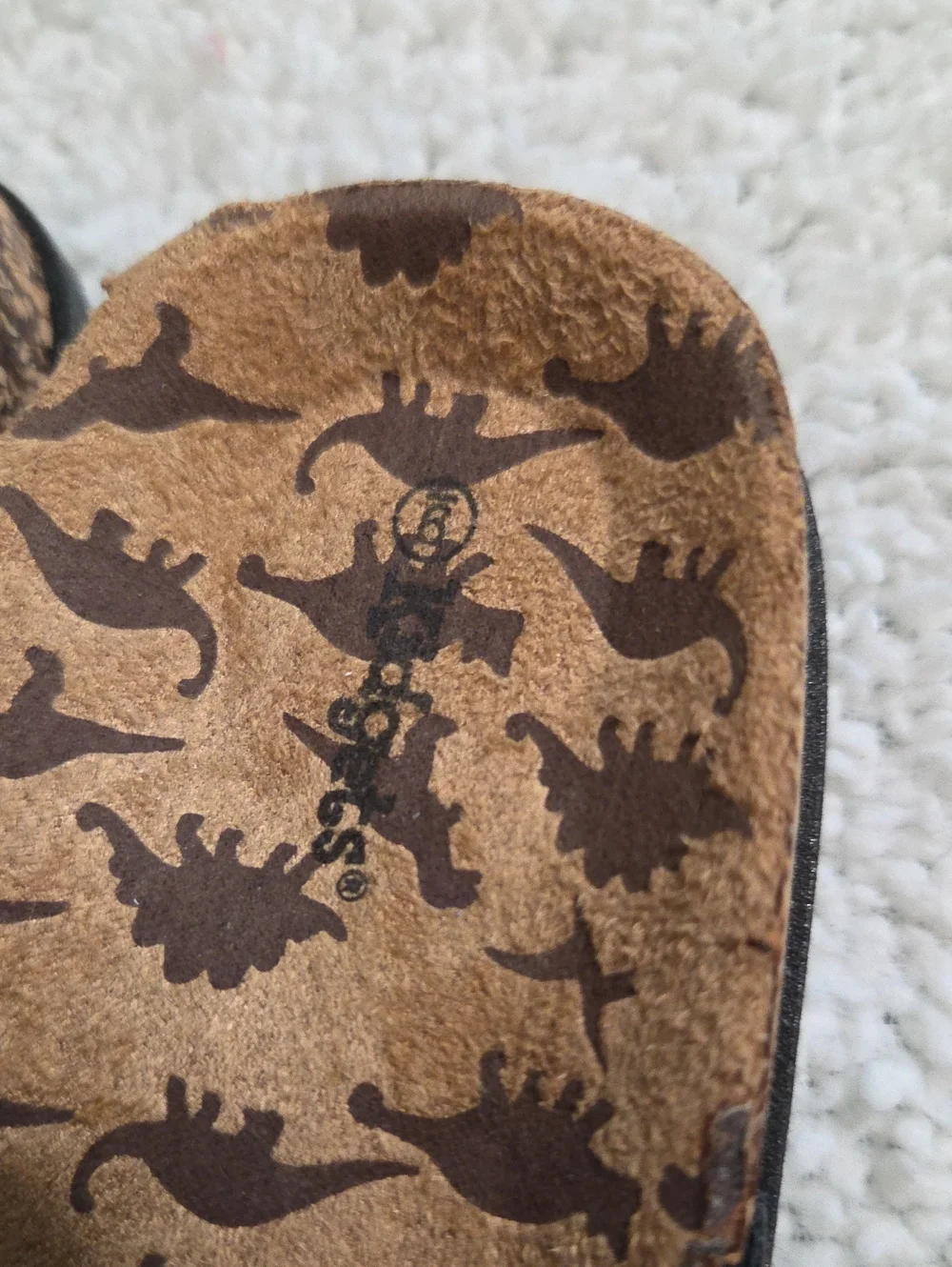 NWT KIDGETS DINASAUR PRINT SANDALS